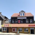 Na německé straně obce Moldava v Krušných horách se nachází Grenzstraße – doslova Hranicní ulice, která vede podél česko-německé hranice a historicky sloužila jako spojnice mezi oběma zeměmi. Dnes je to klidná horská ulice, jejíž název připomíná někdejší pohraniční význam oblasti i kulturní propojení Čech a Saska.